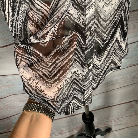 Guess v neck button down sheer sleeveless top S/P - Picture 4 of 5